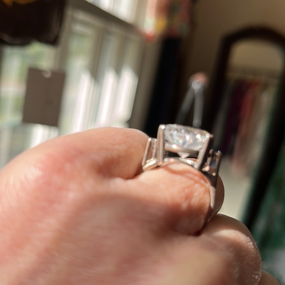 Oval CZ crystal in beautiful Sterling setting Ring - Picture 4 of 6